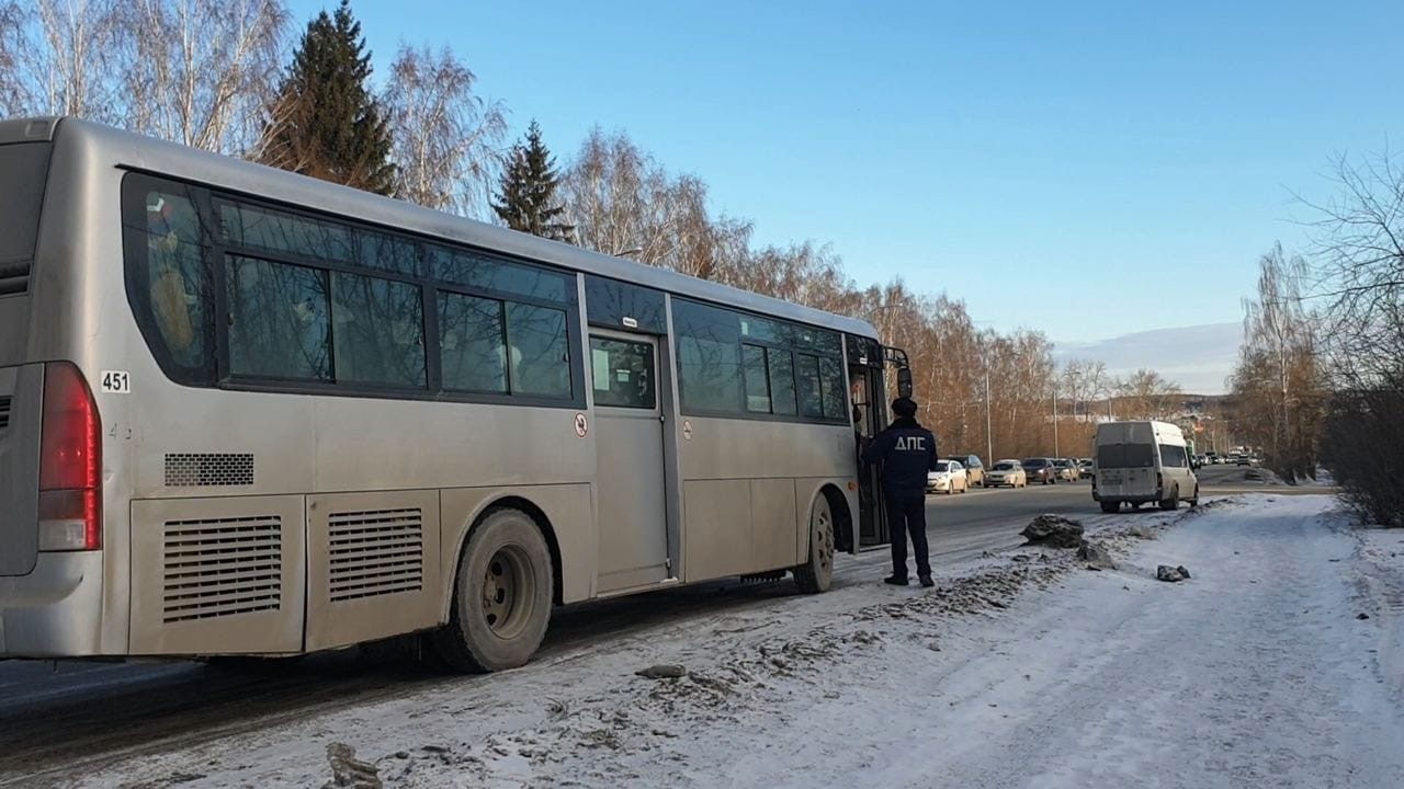 Автобус 111 верхняя пышма екатеринбург. Автобус 8. 054 Автобус Екатеринбург. Автобус есть автобус. Автобус ГИБДД.